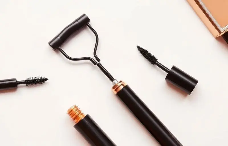 Lash Lift vs Lash Extensions Charlotte: Which is Right for You?